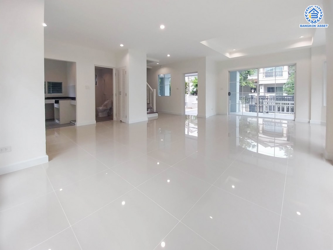 บ้านมือสองตกแต่งใหม่ โครงการ นันทวัน พระราม5 ตกแต่งหรูหรา หลังใหญ่กว่า 66 ตร.ว. ฟังก์ชันจัดเต็ม 3 ห้องนอน 3 ห้องน้ำ จอดรถได้ 2 คัน รองรับทุกความสุข ทำเลเดินทางสะดวก ใกล้ทางด่วน "กาญจนาภิเษก" และรถไฟฟ้าสายสีม่วง "สถานีบางรักใหญ่"